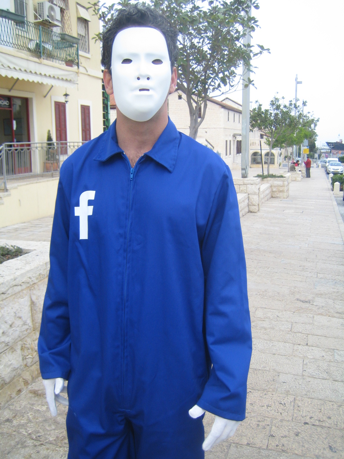 איש פייסבוק ברחובות תל אביב