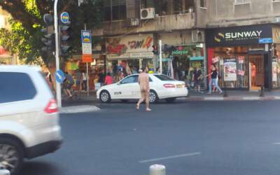 תמונות ויראליות: בחור מיסתורי הסתובב היום בעירום מלא ברחבי תל אביב