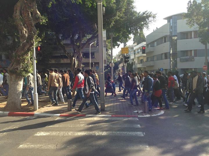 גולשים מתעדים בזמן אמת: הפליטים במחאה רועשת עכשיו ברחבי תל אביב