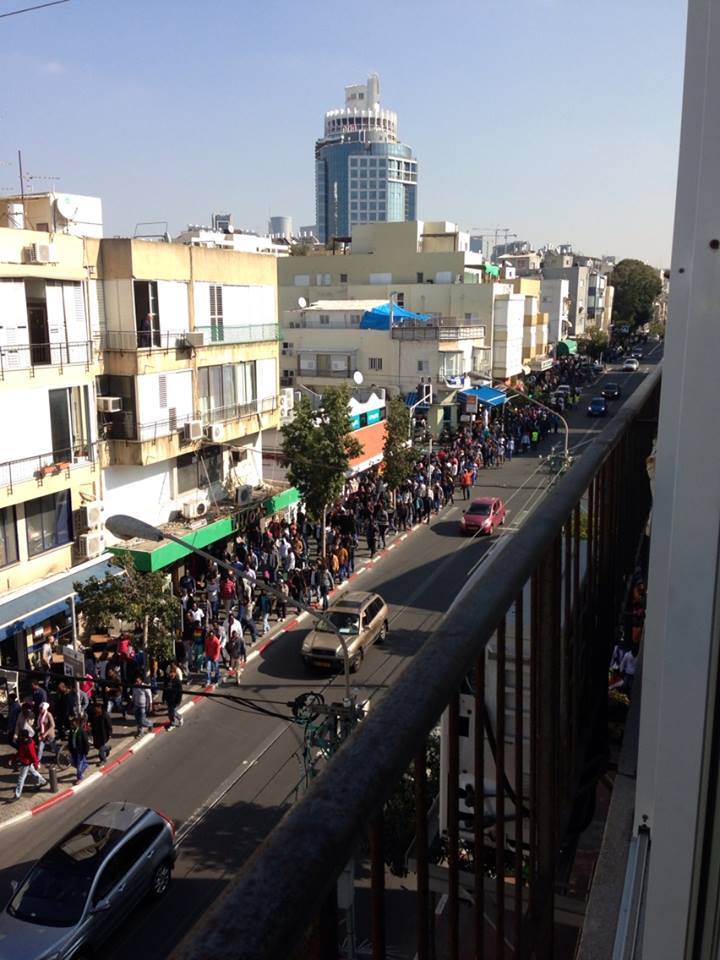 גולשים מתעדים בזמן אמת: הפליטים במחאה רועשת עכשיו ברחבי תל אביב